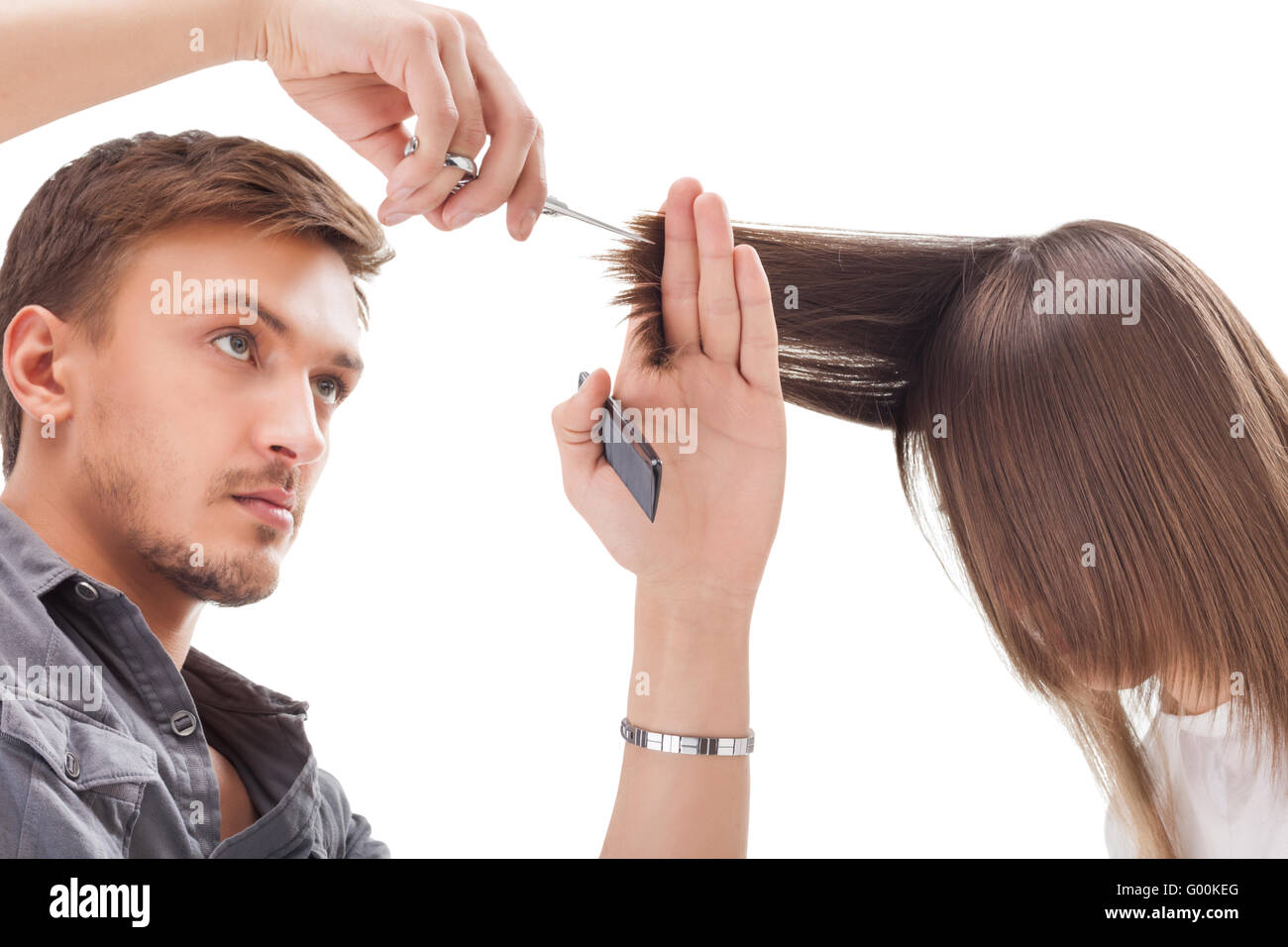 Professioneller Friseur mit langen Haaren Modell Stockfoto