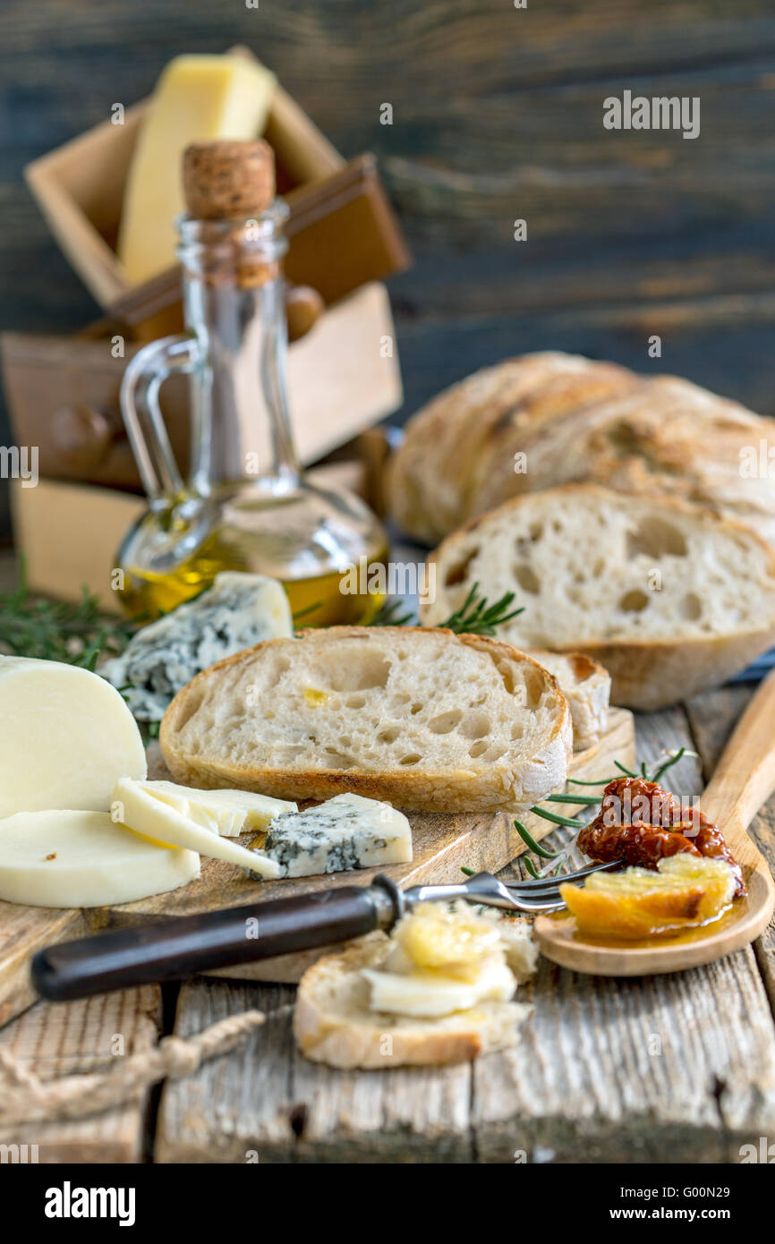 Selbstgebackenes Brot, Käse und Olivenöl. Stockfoto