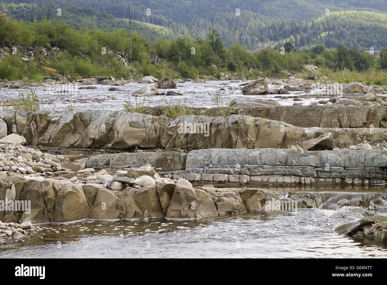 kleinen Bergfluss fließt über Felsen Stockfoto