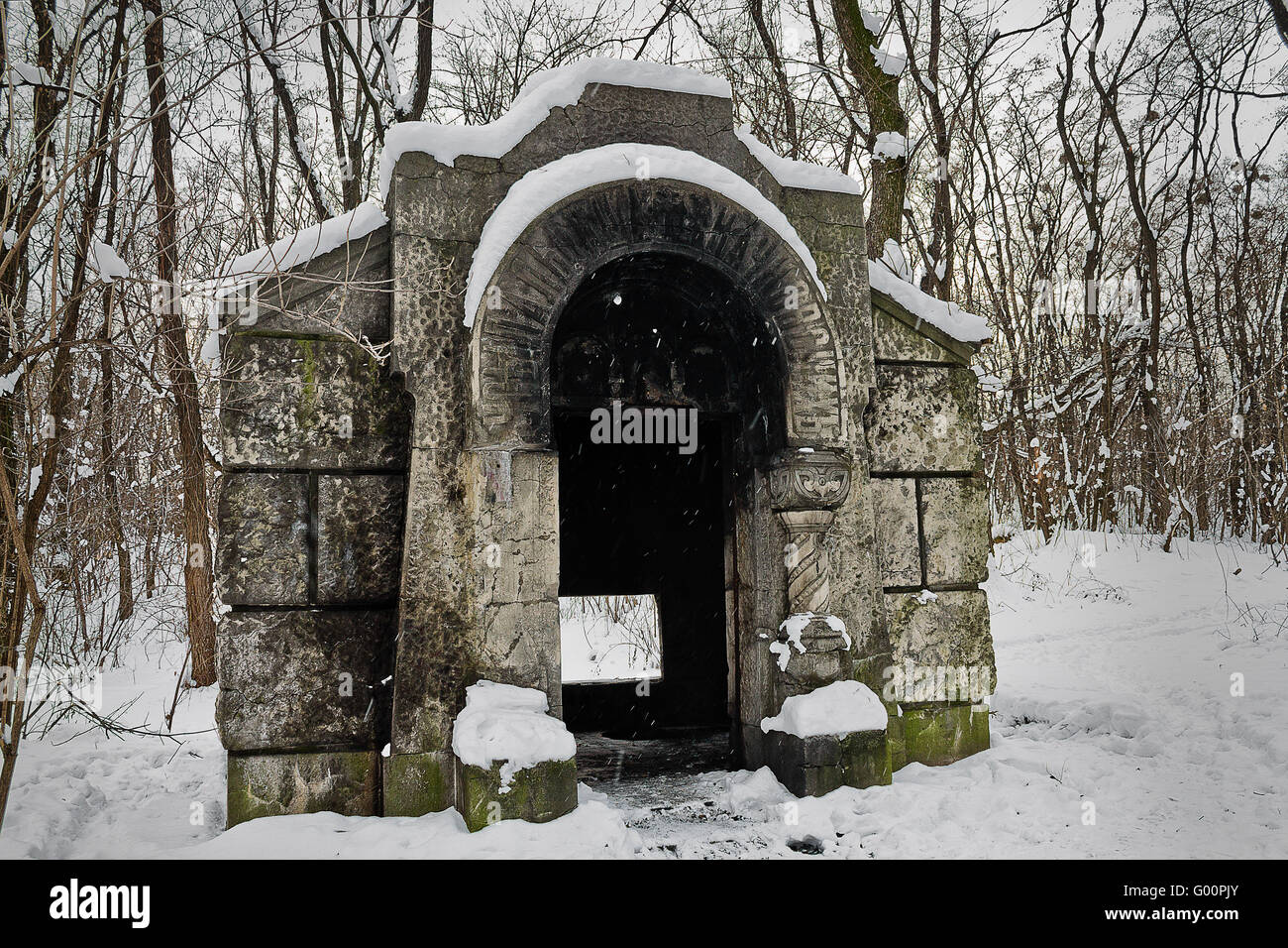 alte Ruine Tresor auf einem verschneiten Friedhof Stockfoto