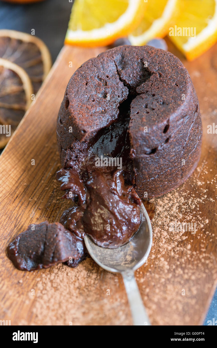 Cupcake mit geschmolzener Schokolade-Füllung. Stockfoto