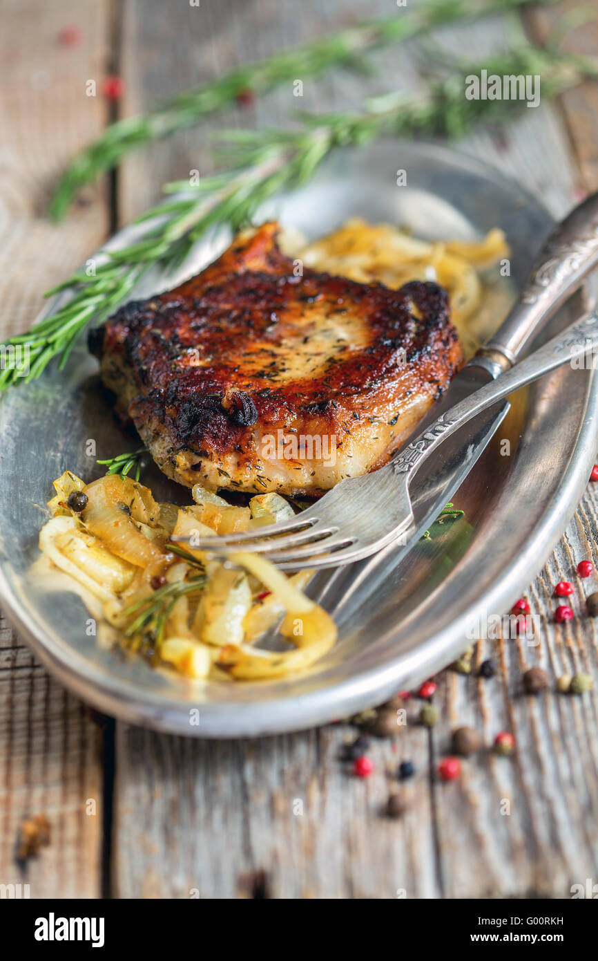 Schüssel mit einem Kotelett. Stockfoto