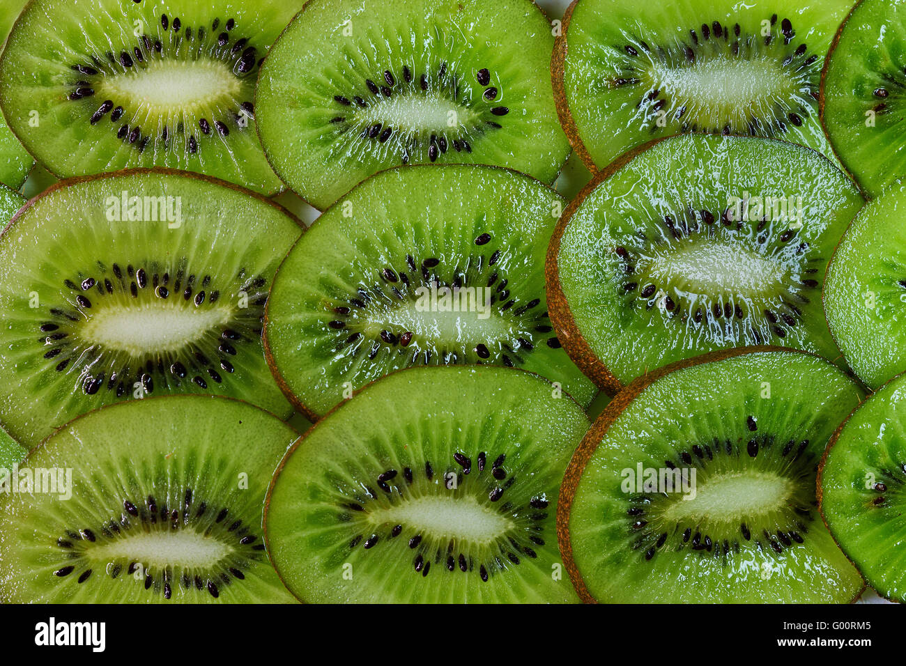grünen Hintergrund der in Scheiben geschnittenen Kiwi closeup Stockfoto