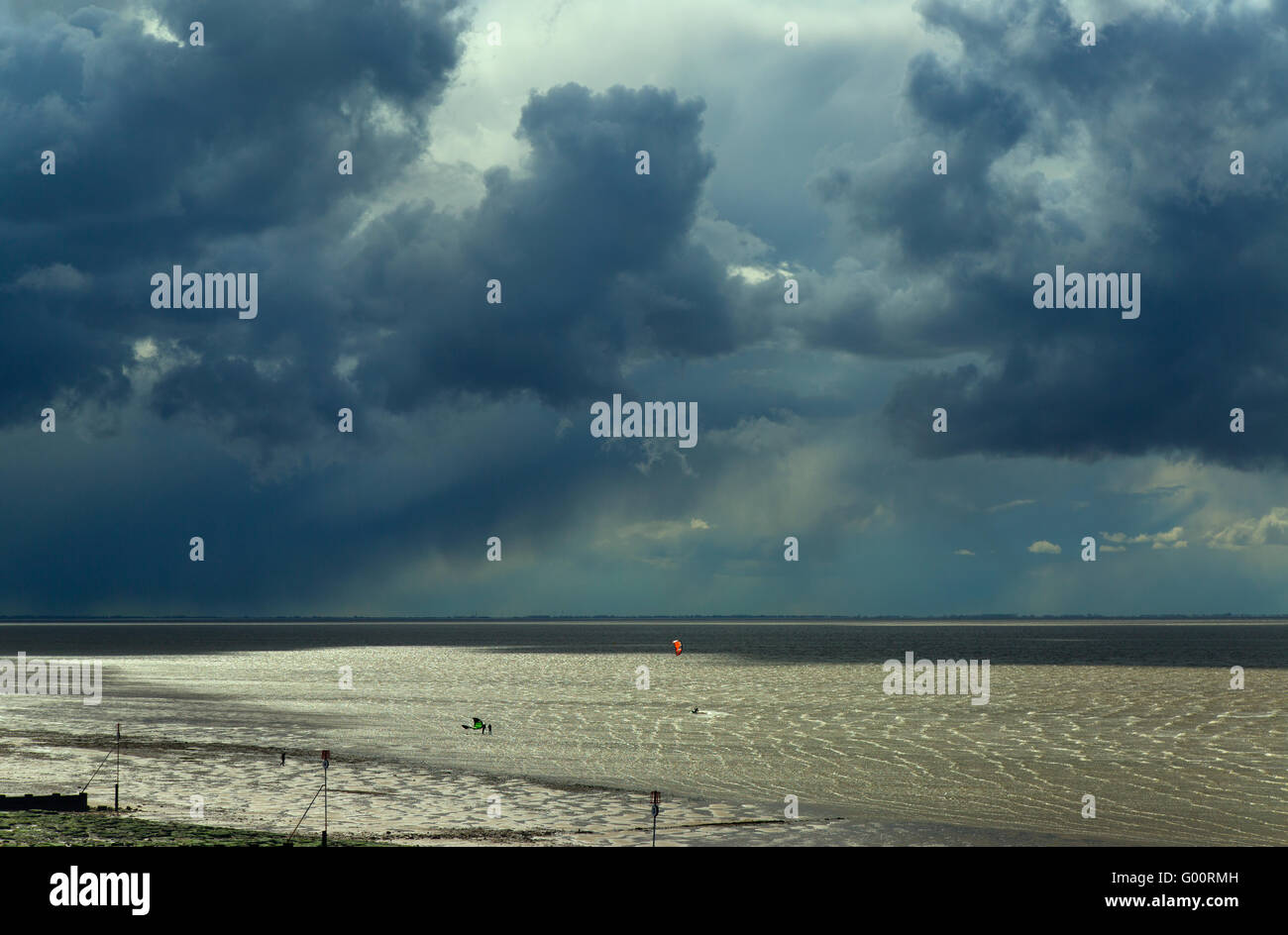 Gewitterhimmel über die Wäsche bei Hunstanton Sandstraenden Norfolk UK Stockfoto