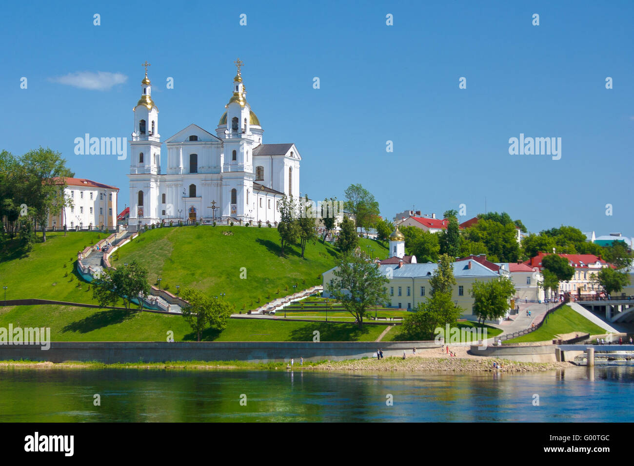 Am Ufer des Flusses Dvina Stockfoto