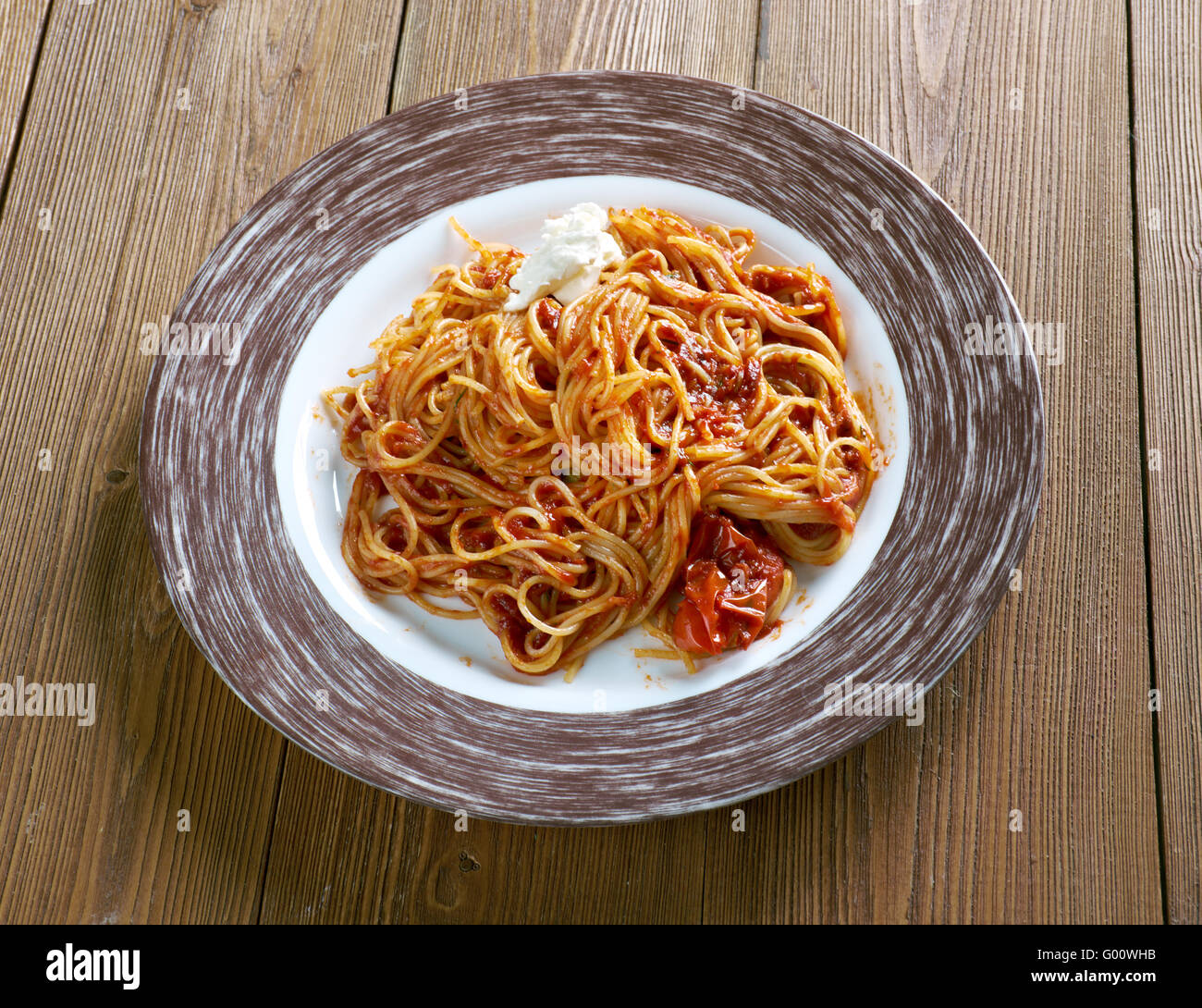 Capellini al Pesto Rosso - Capellini Nudeln Stockfoto