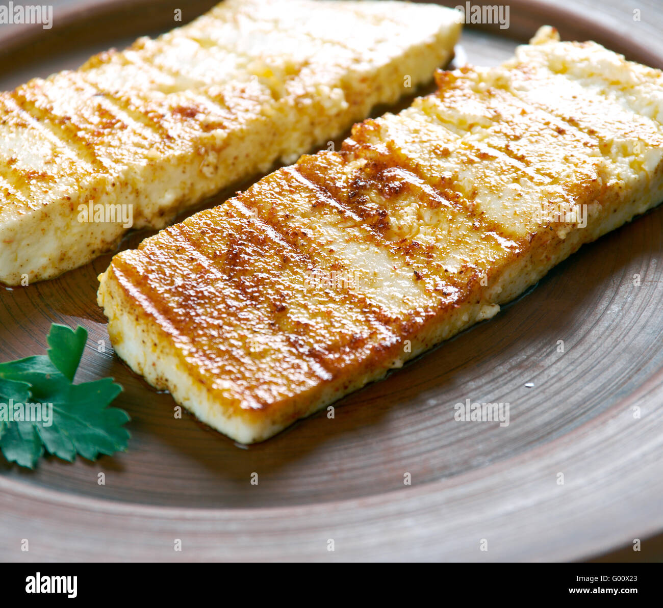 Gegrillter Halloumi - zypriotischer Schnittkäse, unreifen brined Käse. beliebt in der Levante, Griechenland und der Türkei Stockfoto