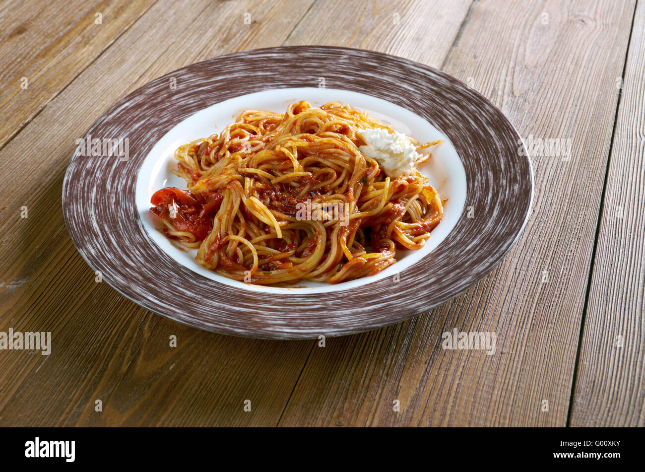Capellini al Pesto Rosso - Capellini Nudeln Stockfoto