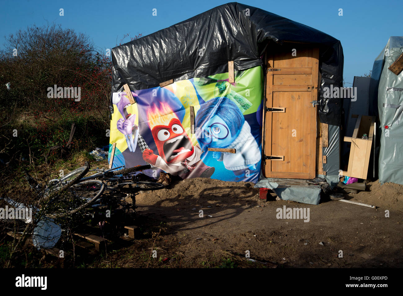 Flüchtlinge. Frankreich. Calais. Die so genannte Dschungel-Camp. Eine Anzeige für "Inside out", eine Kinder-Zeichentrickfilm, dient ein Tierheim Stockfoto