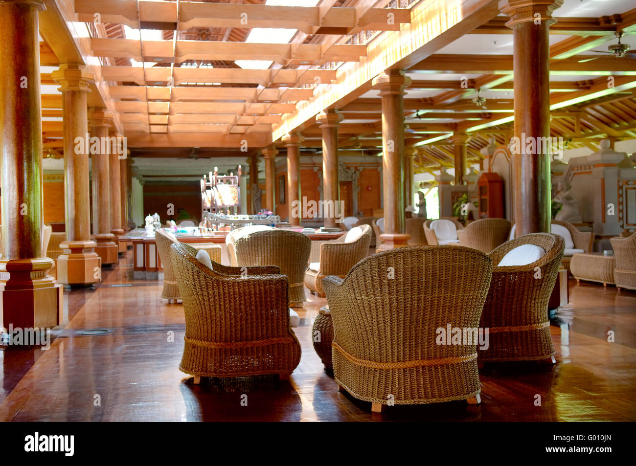 Die Café-Bar im Resort mit Rattanstühle und Möbel Stockfoto