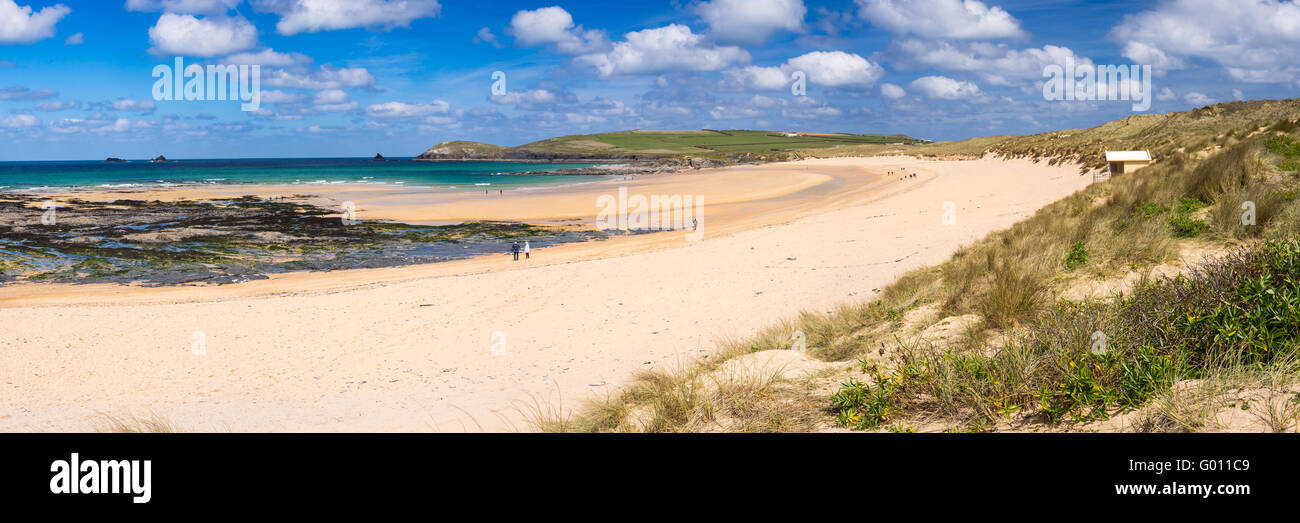 Die schönen goldenen Sandstrand an Konstantin mit Trevose Head in der Ferne Cornwall England UK Europa Stockfoto