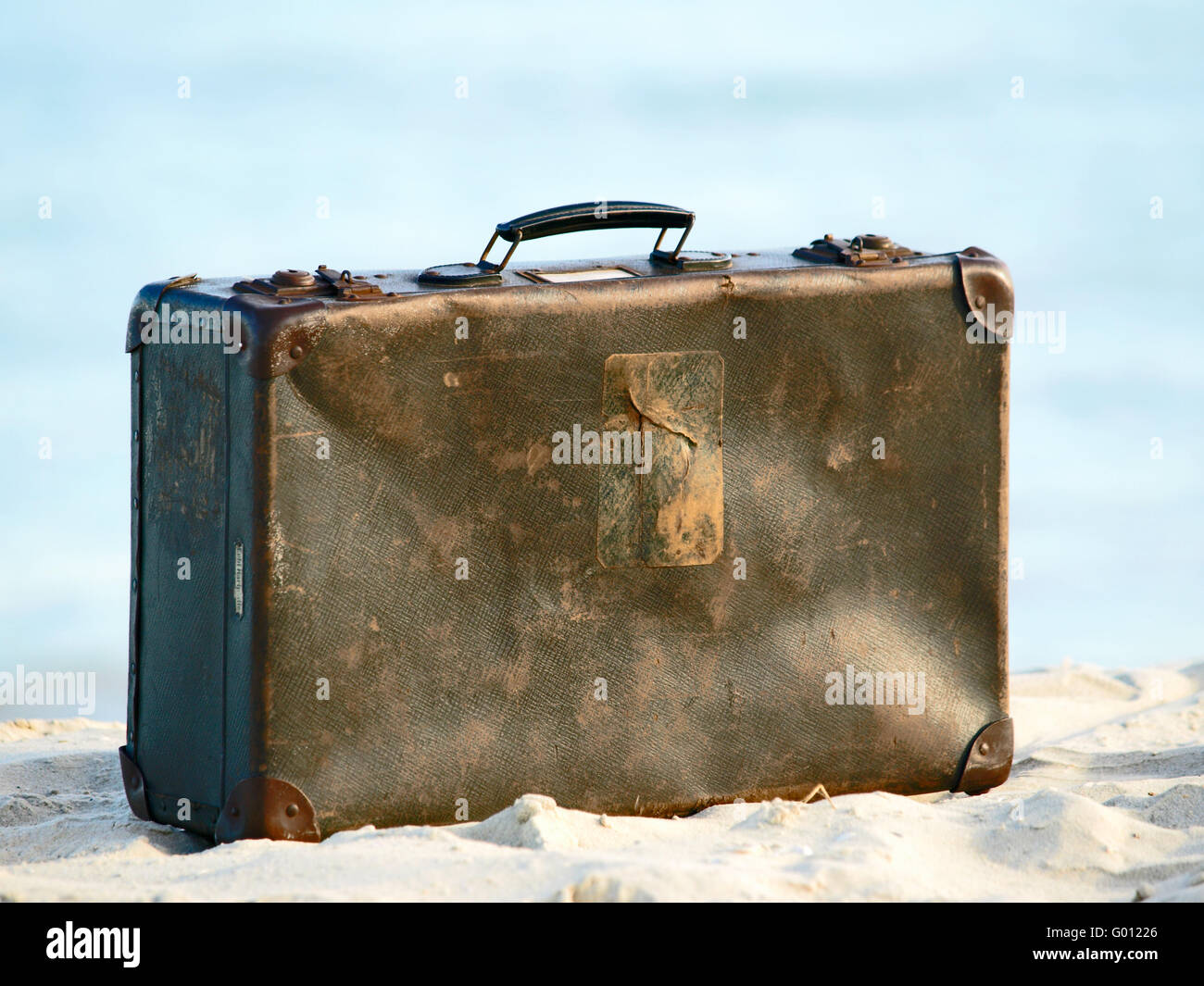 Alter Koffer am Strand Stockfoto