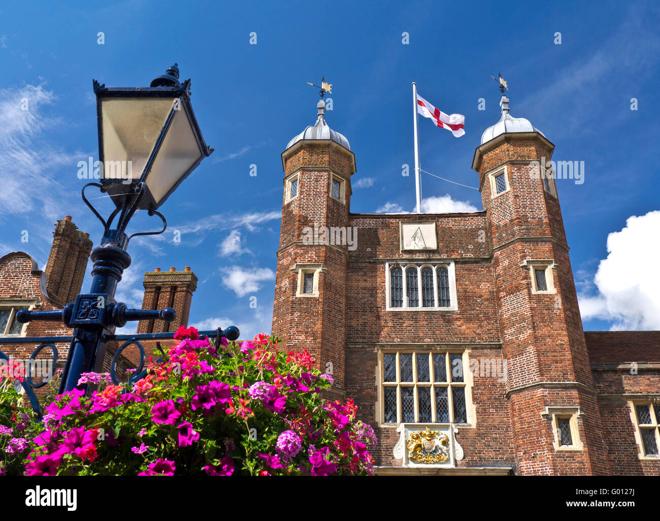 Des Abtes Krankenhaus ein jakobinischen Almosen Haus fliegen das Kreuz des Heiligen Georg in High Street Guildford, Surrey, England Stockfoto