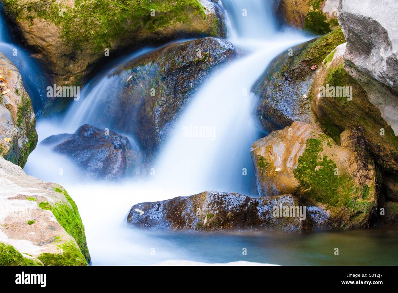 Einem schnell fließenden Fluss Trog den Felsen von einer rauen Landschaft, Wasserfall Stockfoto