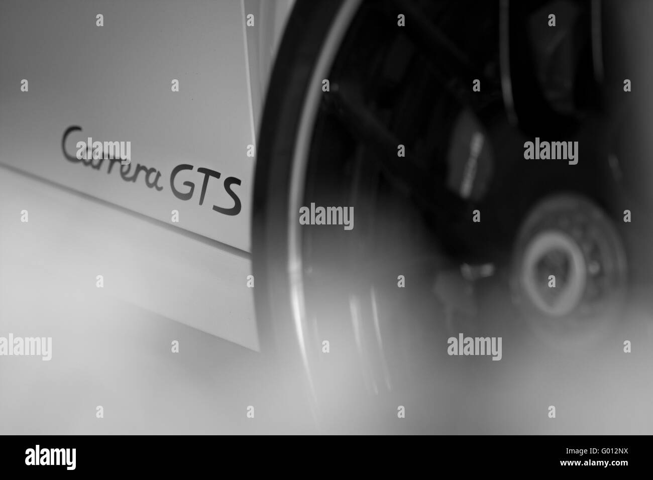 Eine horizontale Nahaufnahme des Zeichens auf einem Porsche Carrera GT Stockfoto