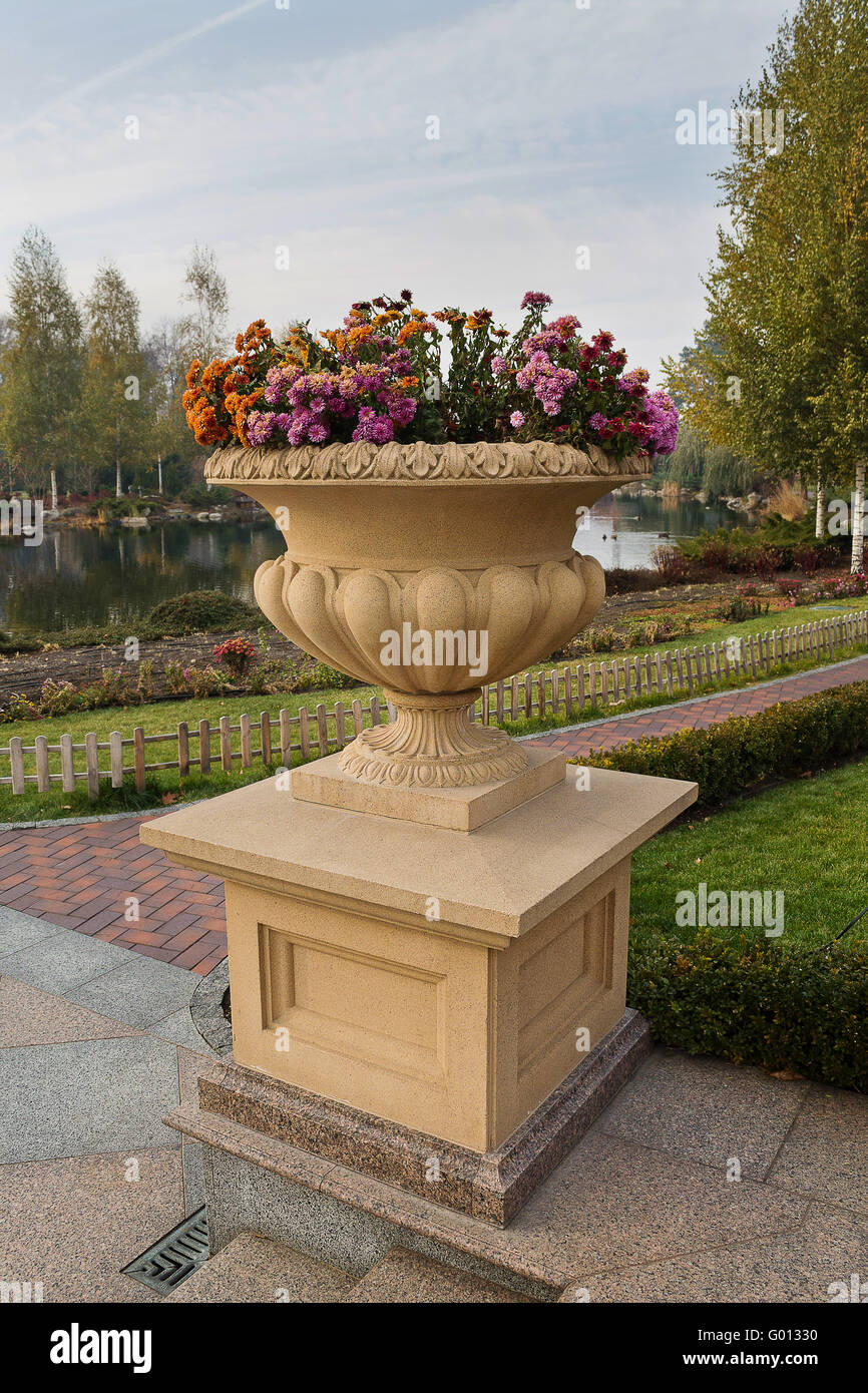 gemusterte Steinboden Vase park Stockfoto