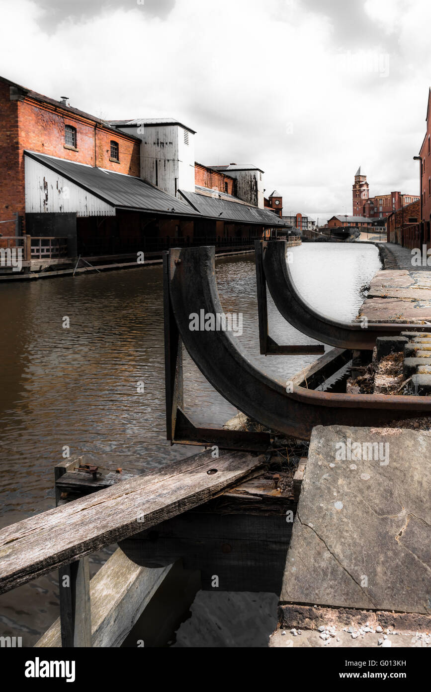 Straff und getönten Bild des Leeds and Liverpool Canal blicken nach Wigan Pier und Trencherfield Mill in Wigan UK Stockfoto