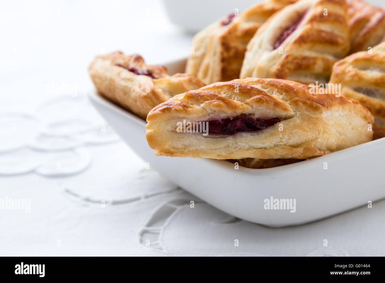 Blätterteig in Schüssel Stockfoto