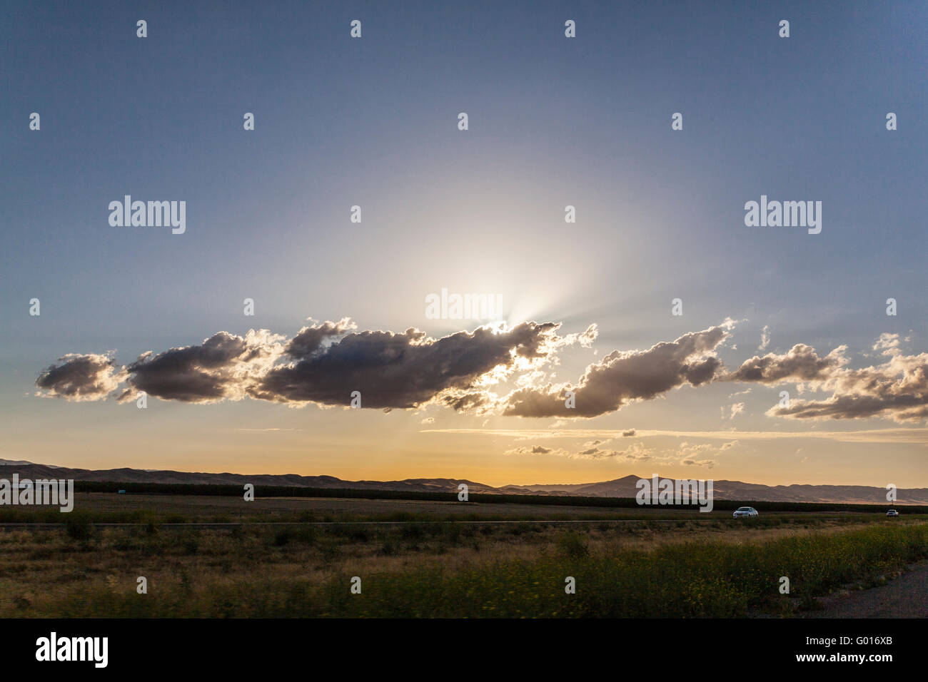 Interstate 5 Verkehr und Sonnenuntergang in der Nähe von Patterson California im Zentraltal Stockfoto