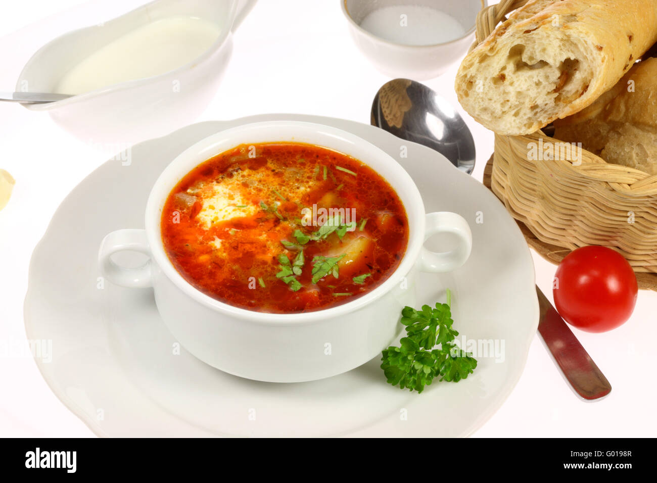 Schüssel mit Borschtsch. Stockfoto