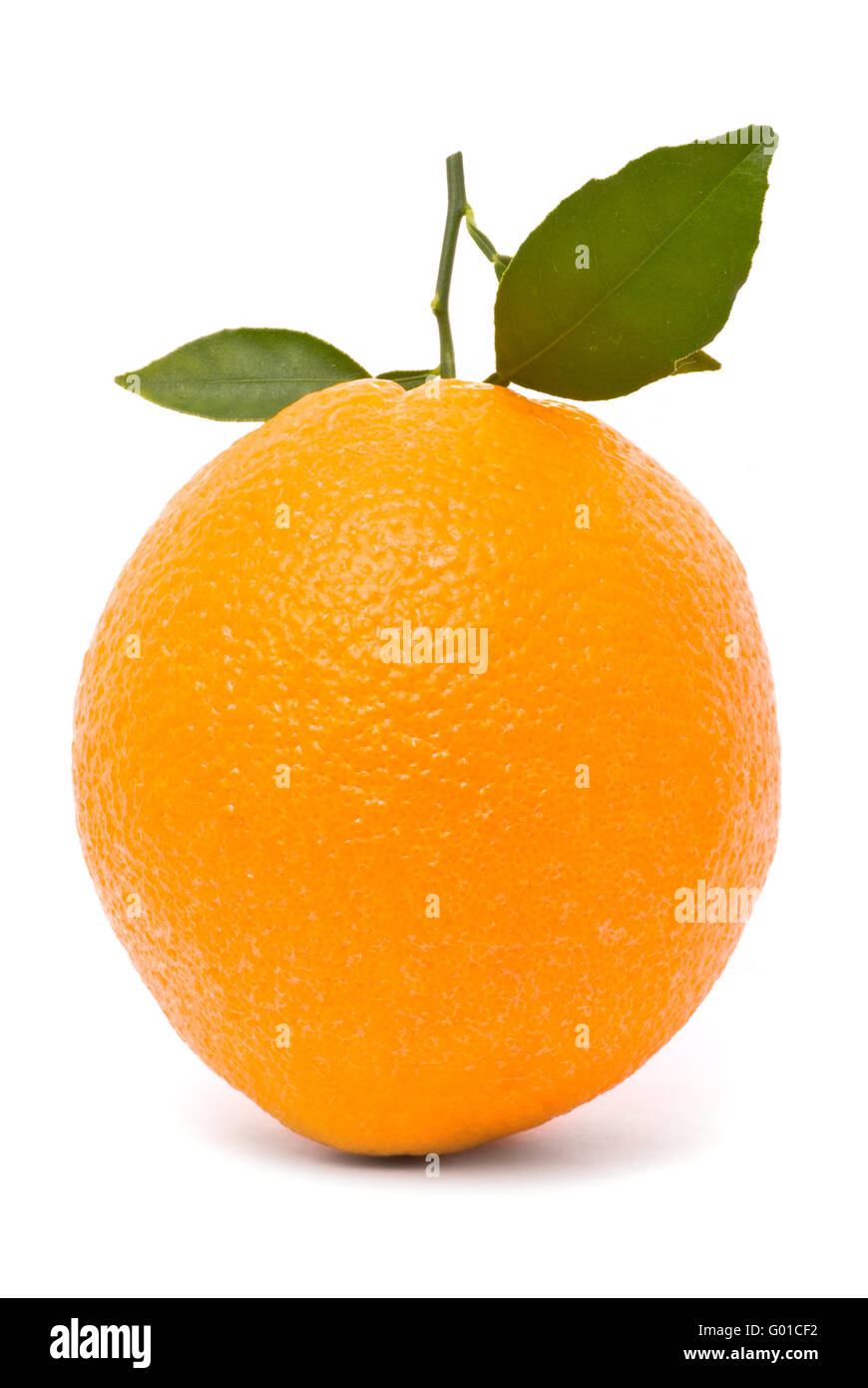 Reife Orange mit Blättern isoliert auf weißem Hintergrund Stockfoto