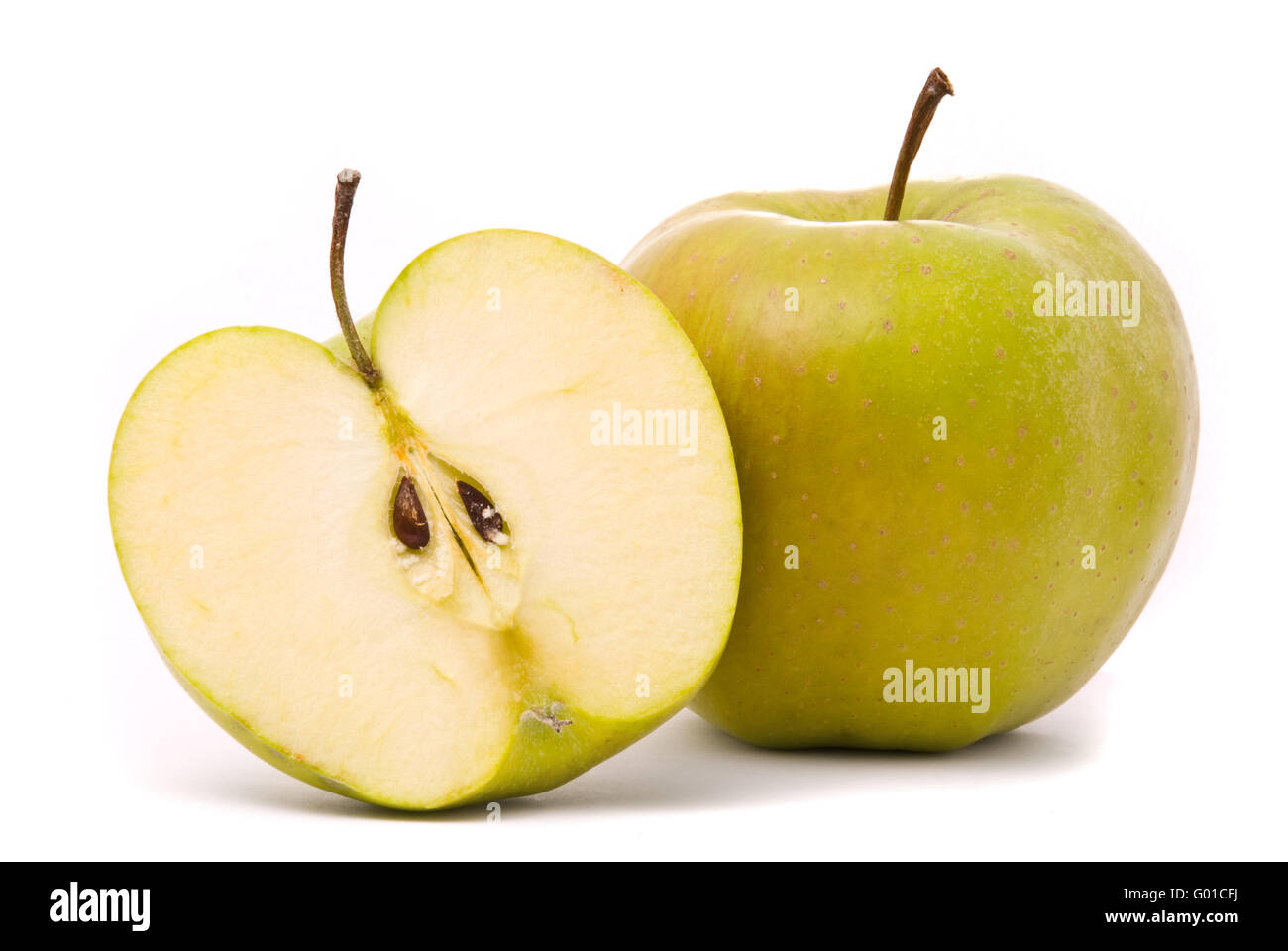 Grüne Reifen Apfel isoliert auf weißem Hintergrund Stockfoto