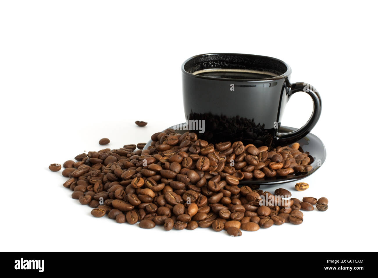 schwarze Tasse Kaffee und Kaffeebohnen isoliert auf weißem Hintergrund Stockfoto