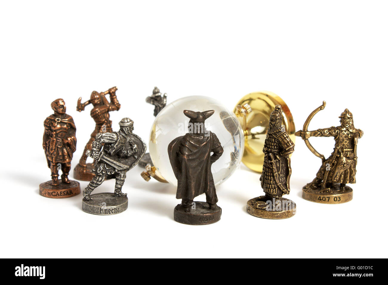 Metall-Figuren der alten Krieger weltweit Glas isoliert auf weiss. Konzept der Militärgeschichte. Stockfoto