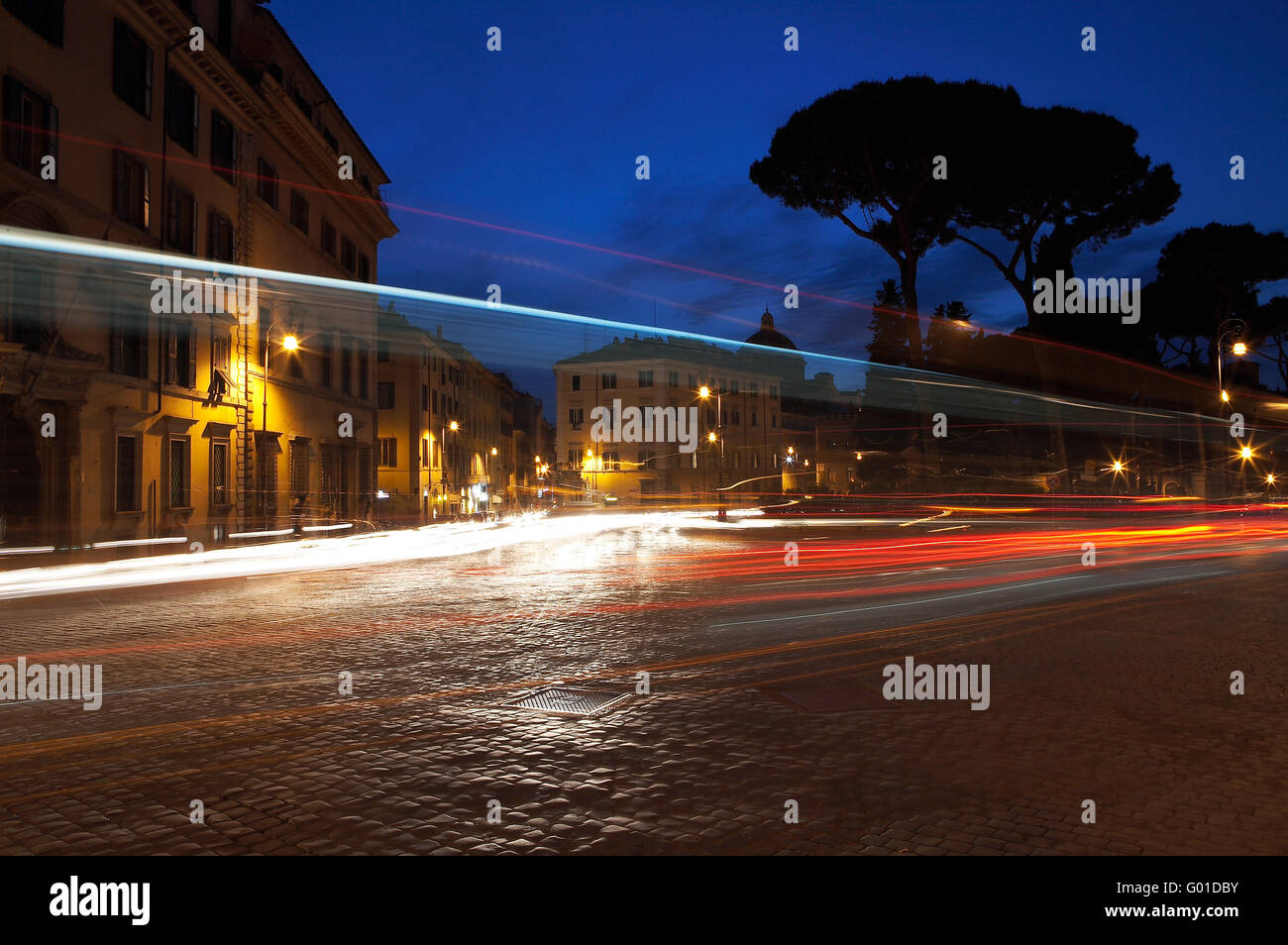 Nightscene in Rom. Langsame Exposition des Verkehrs in der Nacht. Stockfoto