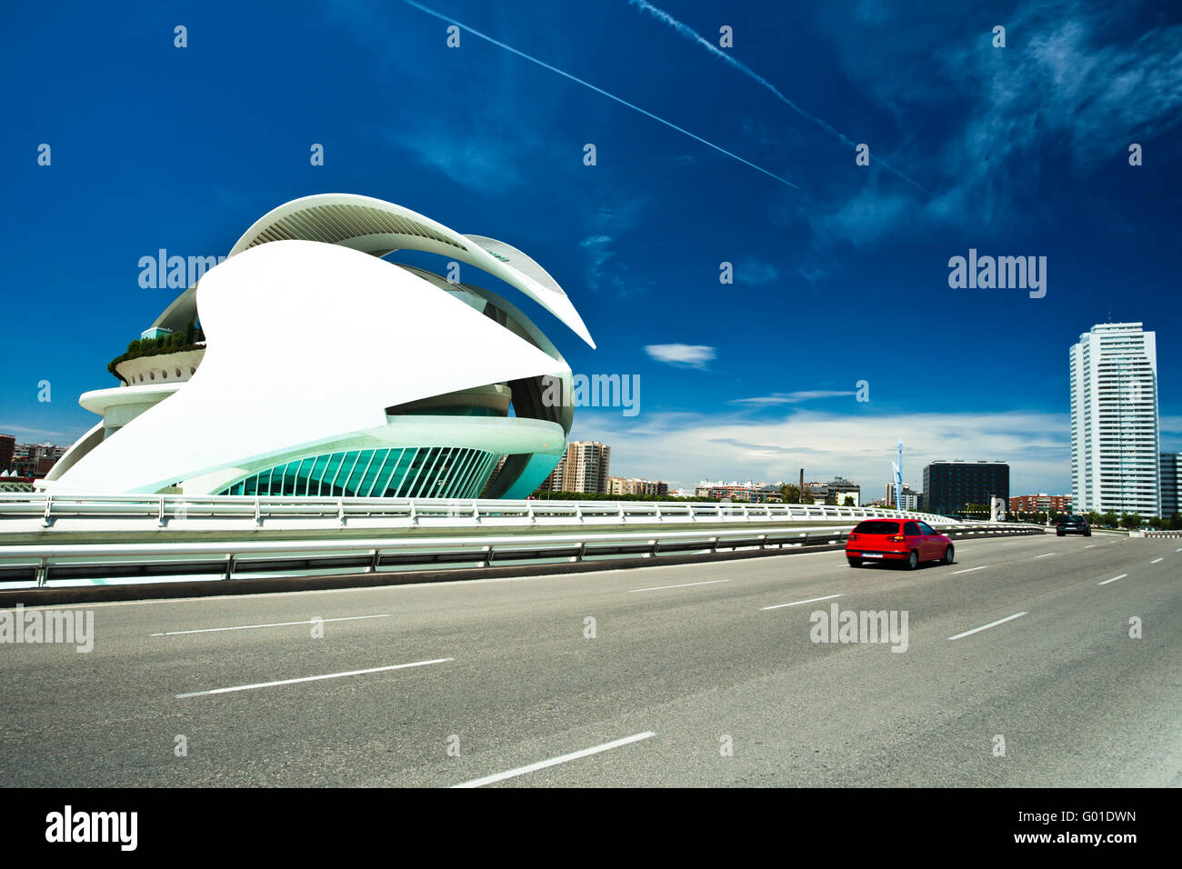 Auf der linken El Palau de Les Arts Reina Sofia die Stadt der Künste und Wissenschaften Stockfoto