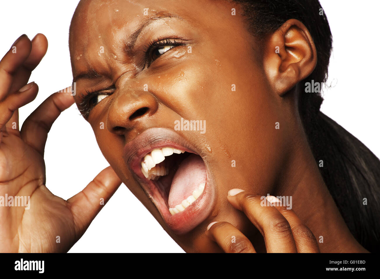 schöne Südafrikanerin halten ihr Gesicht beim schreien Stockfoto