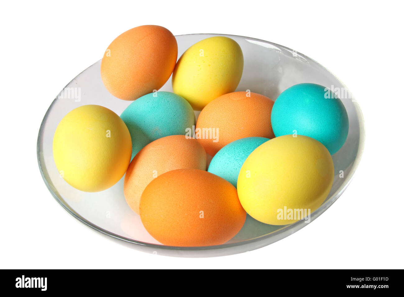 Gefärbten Eiern in Glasschale. Isoliert auf weiss Stockfoto