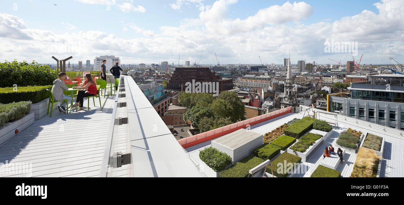 Dachterrasse und Garten mit Stadtbild. Central Saint Giles, London, Vereinigtes Königreich. Architekt: Renzo Piano Building Workshop, 2015. Stockfoto Dachterrasse und Garten mit Stadtbild. Central Saint Giles, London, Vereinigtes Königreich. Architekt: Renzo Piano Building Workshop, 2015. Stockfoto