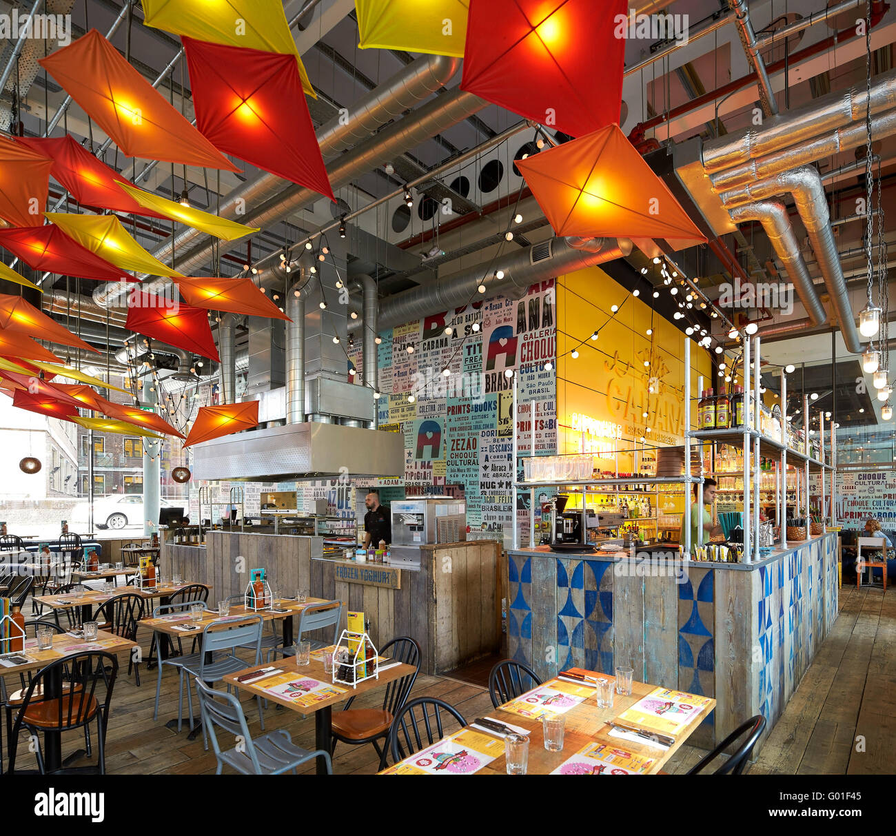Interieur des Restaurants im Erdgeschoss. Central Saint Giles, London, Vereinigtes Königreich. Architekt: Renzo Piano Building Workshop, 2015. Stockfoto