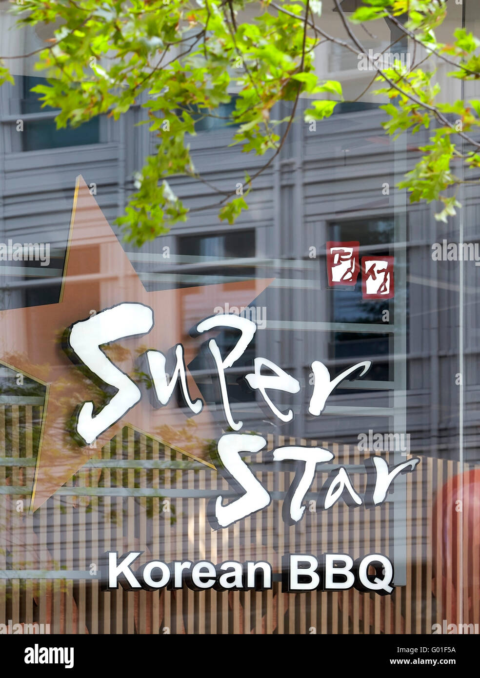 Restaurant-Beschilderung und Logo. Central Saint Giles, London, Vereinigtes Königreich. Architekt: Renzo Piano Building Workshop, 2015. Stockfoto