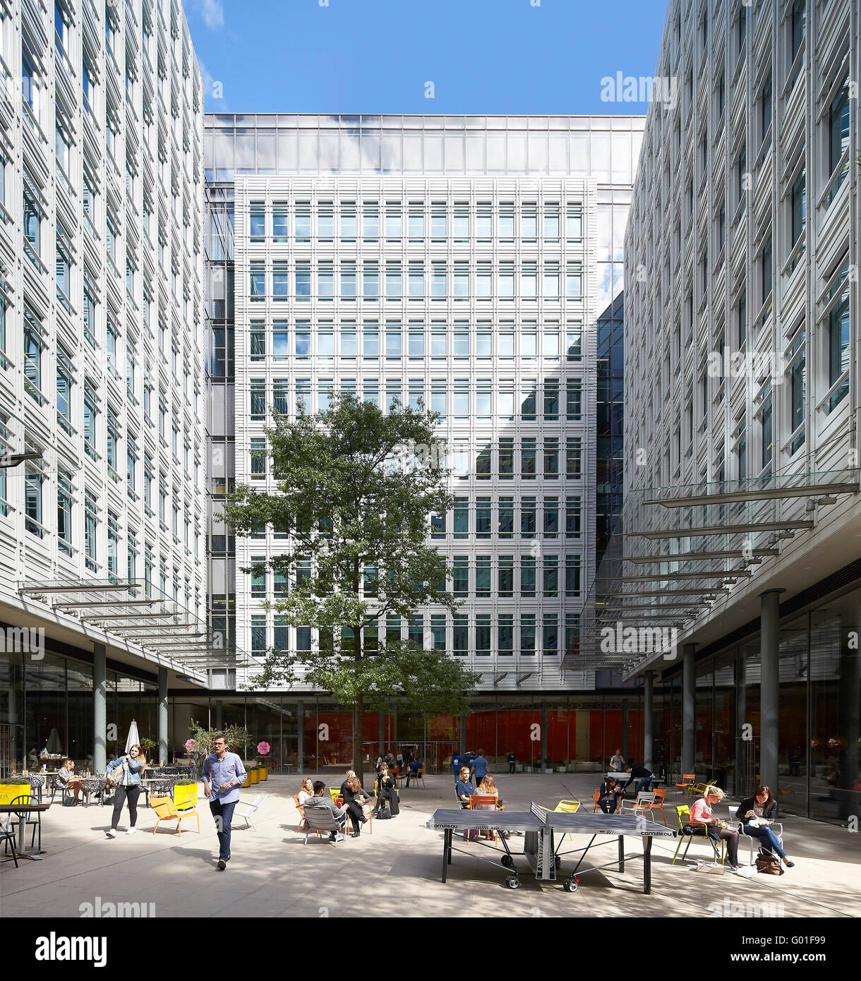 Öffentlichen Innenhof mit informellen Sitzgelegenheiten und Freizeit-Bereich. Central Saint Giles, London, Vereinigtes Königreich. Architekt: Renzo Piano Building Workshop, 2015. Stockfoto
