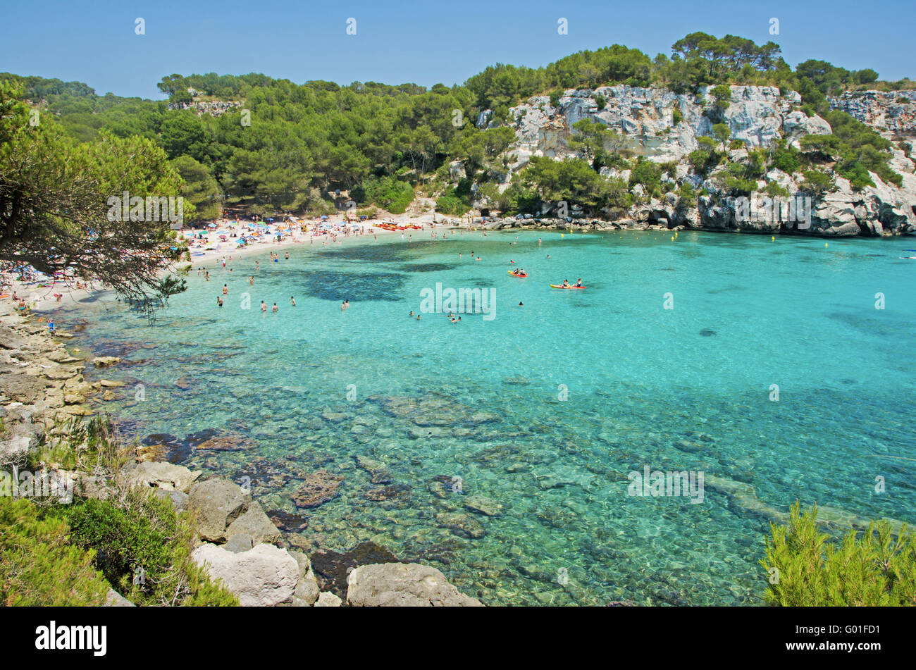 Menorca, Balearen, Spanien: Blick auf den Strand von Cala Macarella in einer versteckten Bucht im Südwesten der Insel, natürlichen Gegend von besonderem Interesse Stockfoto