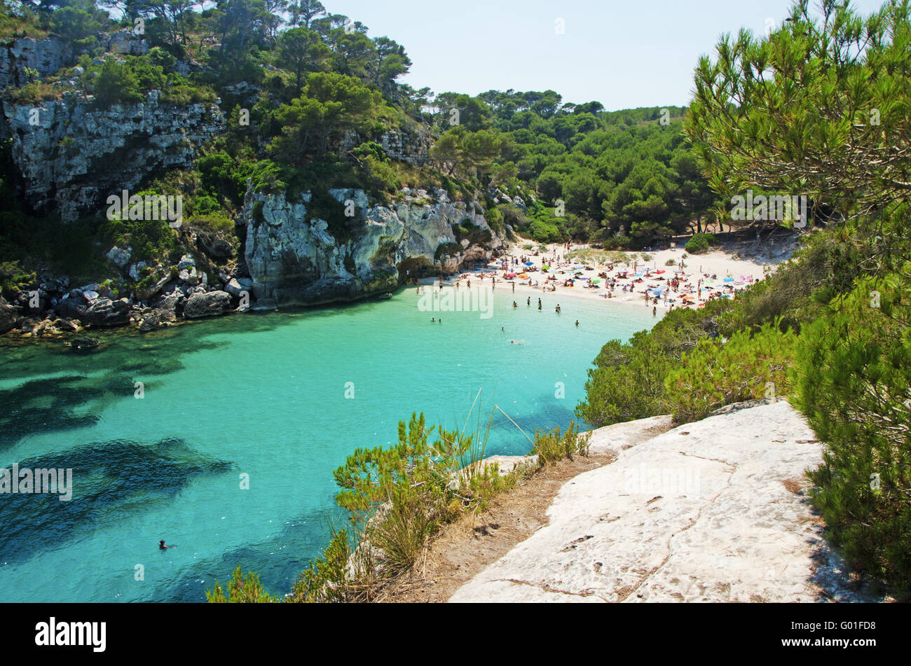 Menorca, Balearen, Spanien: Der kleine Strand von Cala Macarelleta in einer Bucht im Südwesten der Insel, natürlichen Gegend von besonderem Interesse Stockfoto