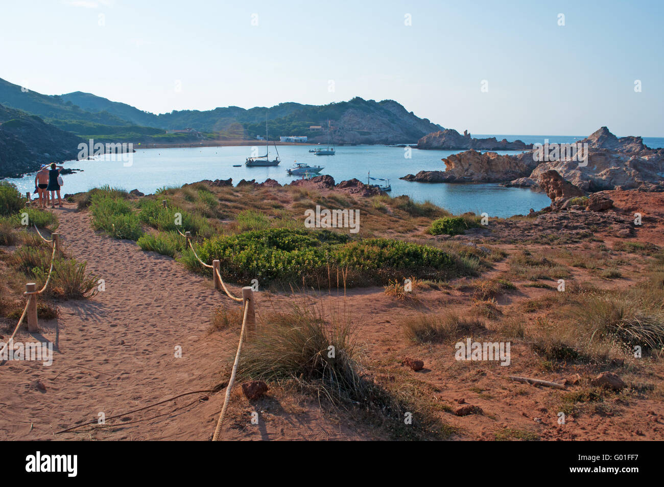 Menorca: Roter Sand auf dem Weg zur Cala Pregonda, einsamen Bucht mit Felsen, eine Landschaft wie der Planet Mars Stockfoto