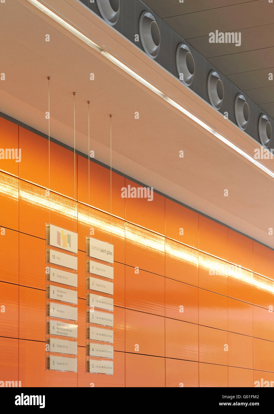 Detail der legendären orange farbigen Keramikfliesen. Central Saint Giles, London, Vereinigtes Königreich. Architekt: Renzo Piano Building Workshop, 2015. Stockfoto