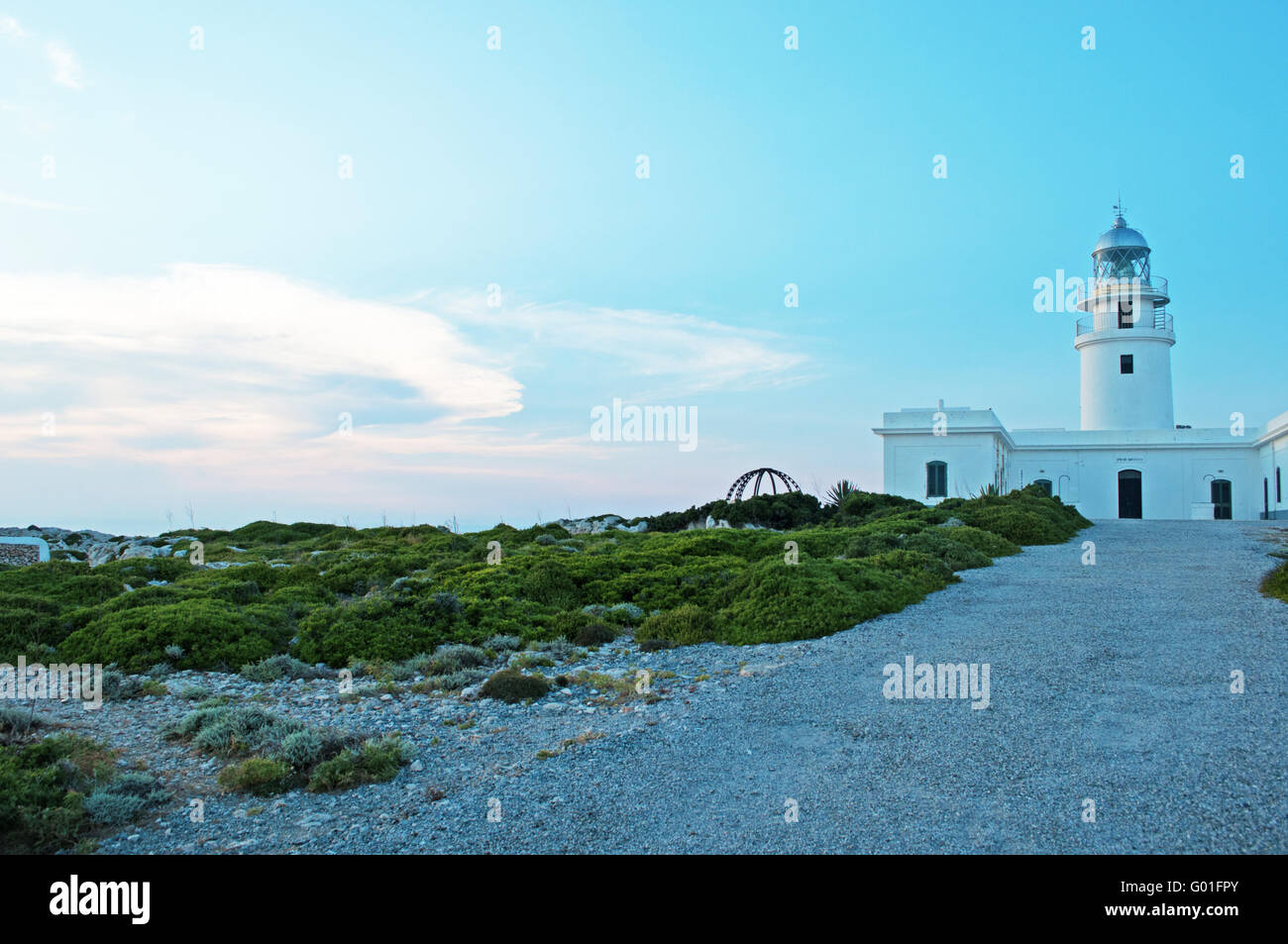 Menorca, Balearen, Spanien, Europa: die Straße zum Cap de Cavalleria Leuchtturm, im Nordwesten der Insel. Stockfoto