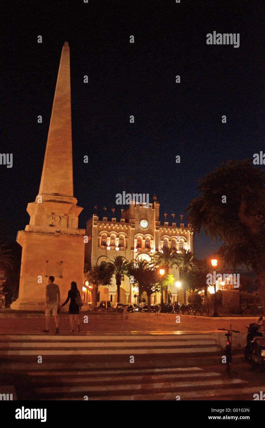 Menorca, Balearen: Es geboren Platz mit dem Obelisken und dem ikonischen Rathaus in Ciutadella in der Nacht Stockfoto