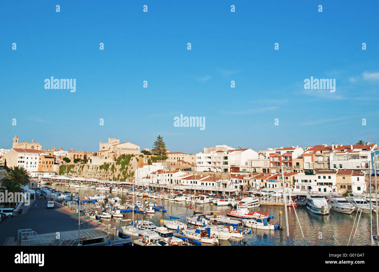 Menorca, Balearen, Spanien, Europa: Skyline und Panoramablick auf den Hafen und den antiken Mauern von Ciutadella, der ehemaligen Hauptstadt Stockfoto