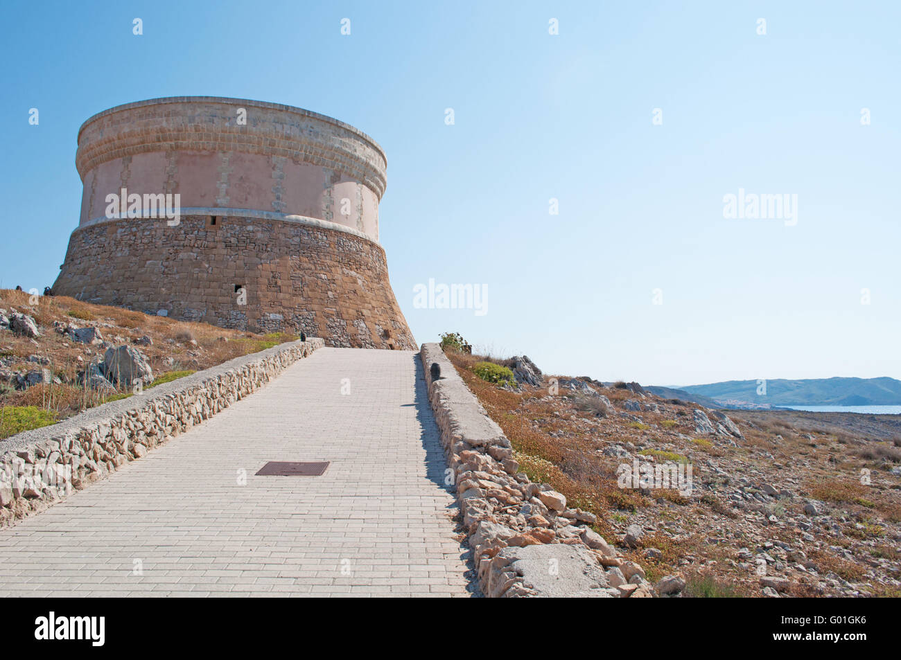 Menorca: Fornells Turm, erbaut zwischen 1801 und 1802, ist eines der vielen Wachtürme rund um die Küste von Menorca Stockfoto
