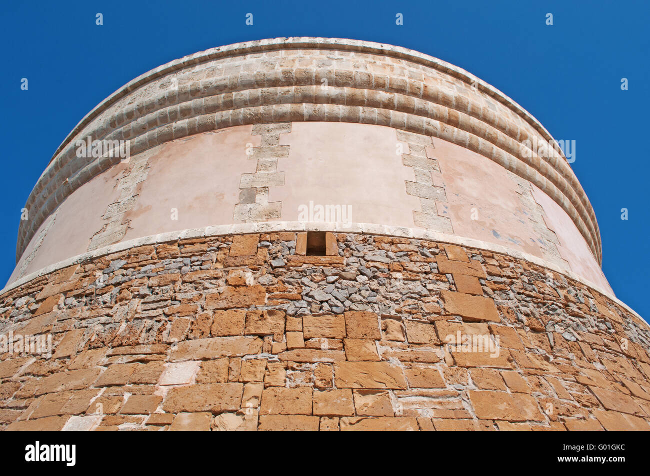 Menorca: Fornells Turm, erbaut zwischen 1801 und 1802, ist eines der vielen Wachtürme rund um die Küste von Menorca Stockfoto