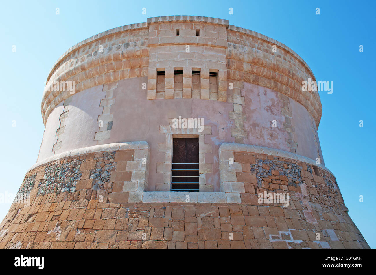 Menorca: Fornells Turm, erbaut zwischen 1801 und 1802, ist eines der vielen Wachtürme rund um die Küste von Menorca Stockfoto