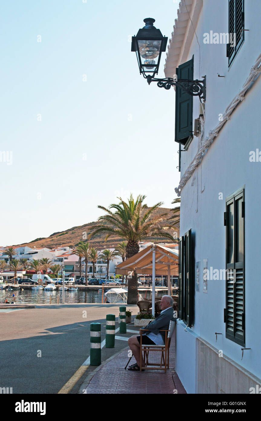 Menorca, Balearen, Spanien: ein Alter Mann in der weiß getünchten Fischerdorf Fornells, in einer Bucht im Norden der Insel Stockfoto