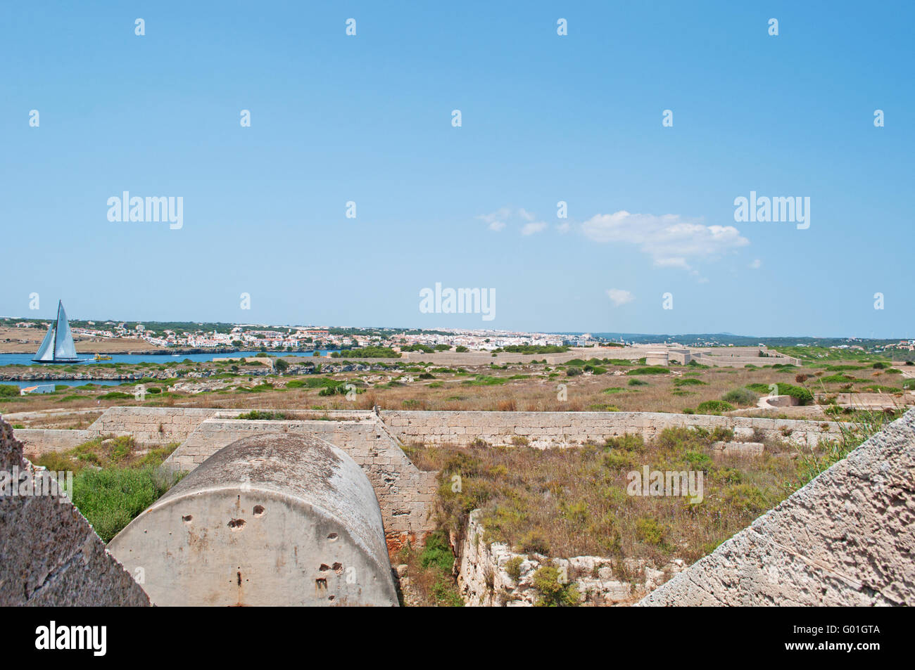 Menorca, Balearen, Spanien, Europa: ein Segelboot im Hafen von Mahon von der Festung von La Mola gesehen Stockfoto