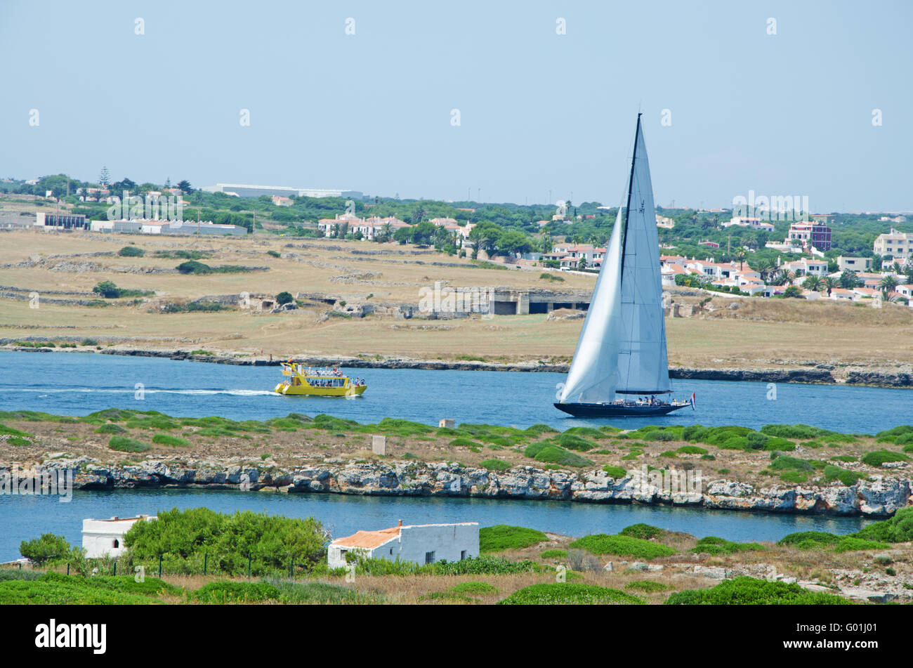 Menorca, Balearen, Spanien, Europa: ein Segelboot im Hafen von Mahon von der Festung von La Mola gesehen Stockfoto