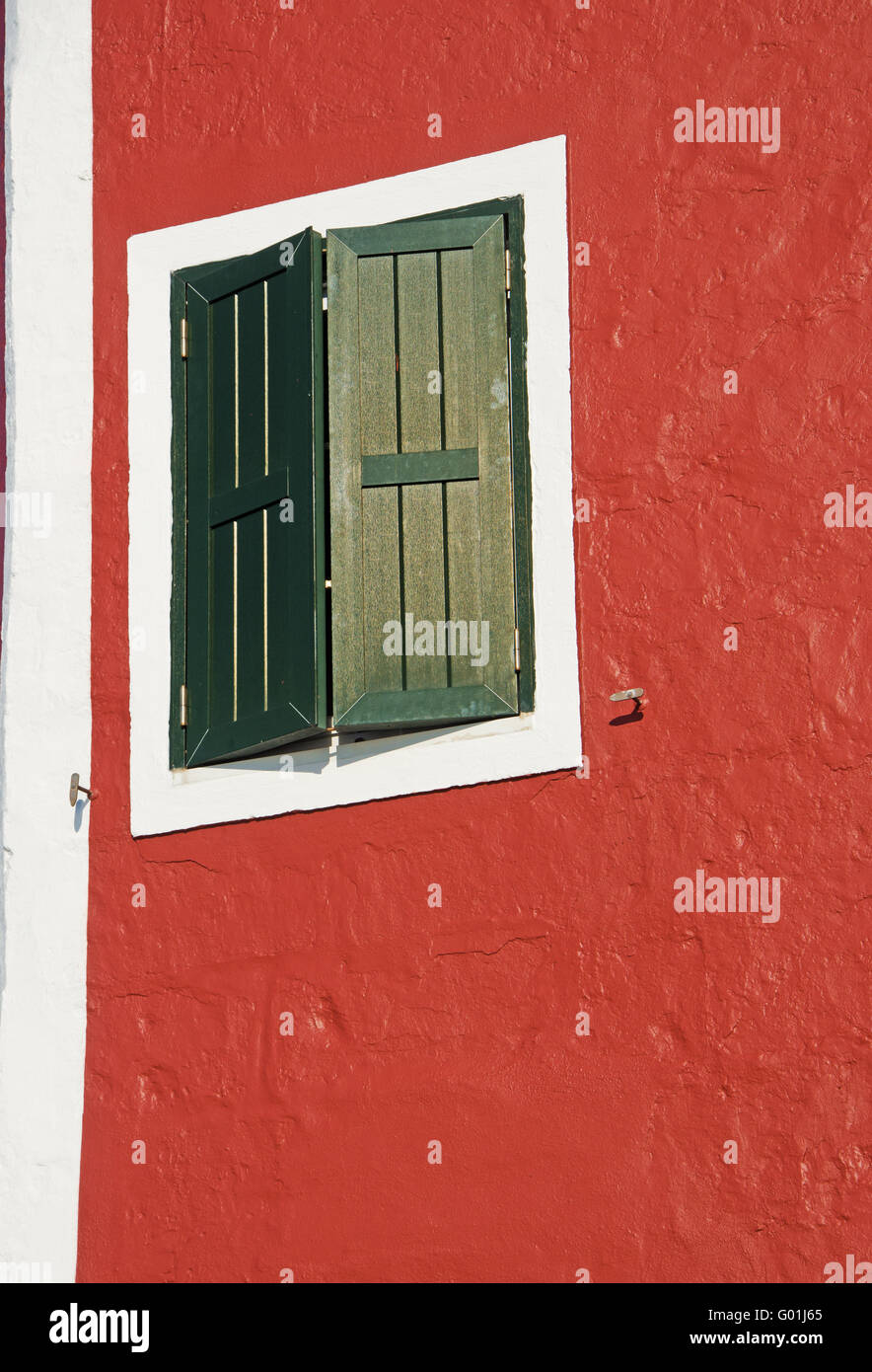 Menorca, Balearen, Spanien, Europa: Ein grünes Fenster auf einem roten Haus in Mahon Stockfoto